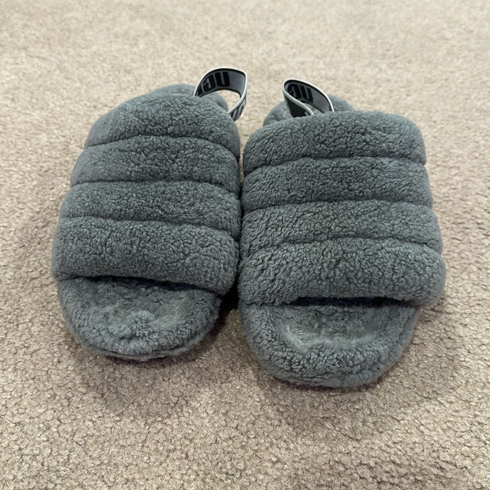 Grey Ugg slides just right for the fall:)